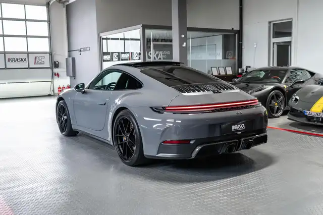 Porsche 911 view 8