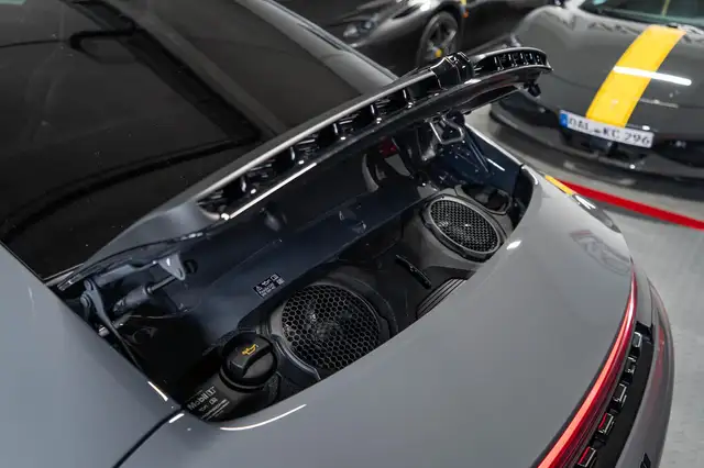Porsche 911 view 10