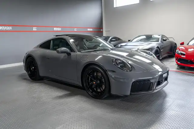 Porsche 911 view 5