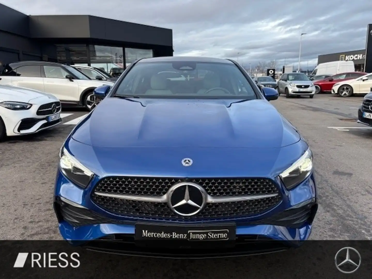 Mercedes-Benz A 220 d Lim AMG Sport Distr Pano Ambi W-Paket Kamera Blau - 2