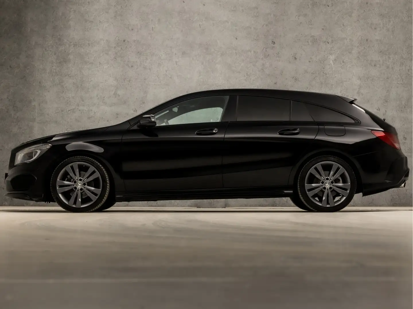Mercedes-Benz CLA 180 Shooting Brake AMG Sport Automaat (GROOT NAVI, CLI Zwart - 2