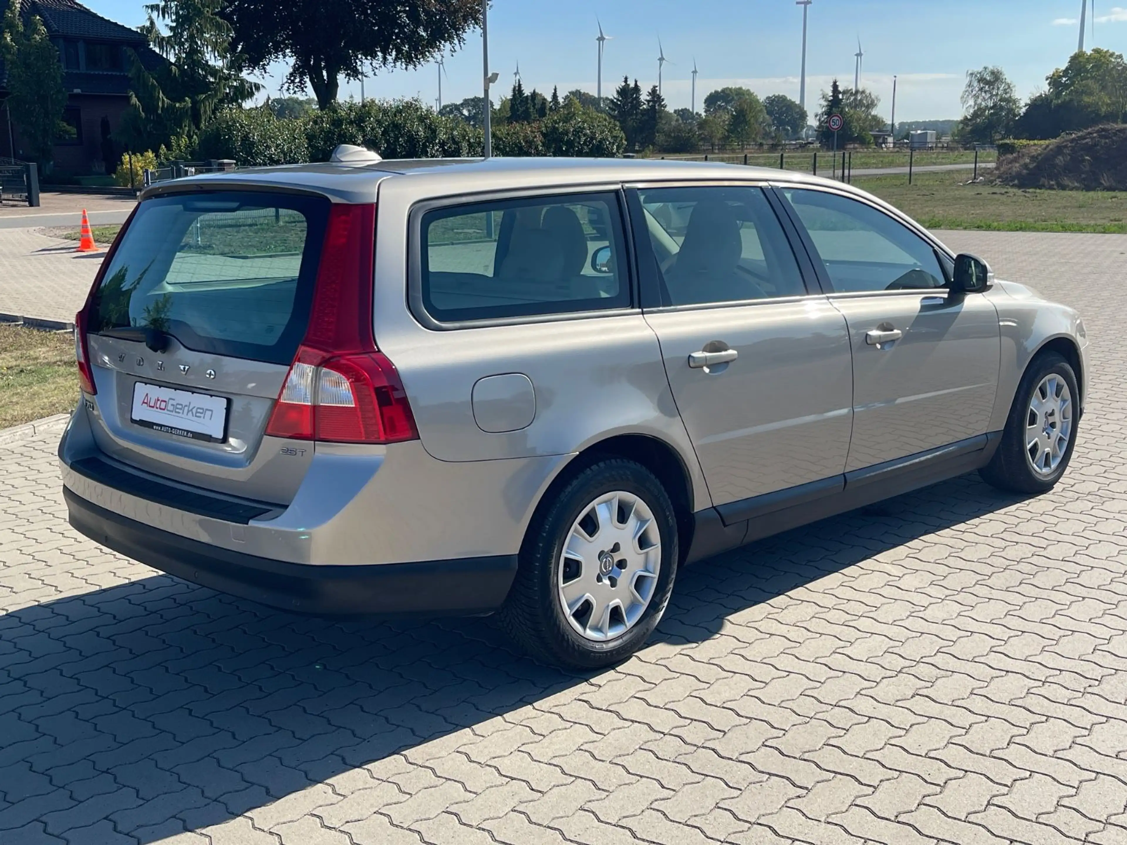Volvo V70 2.5 T Kombi Kinetic 1HD Scheckheft TÜV NEU — photo 6