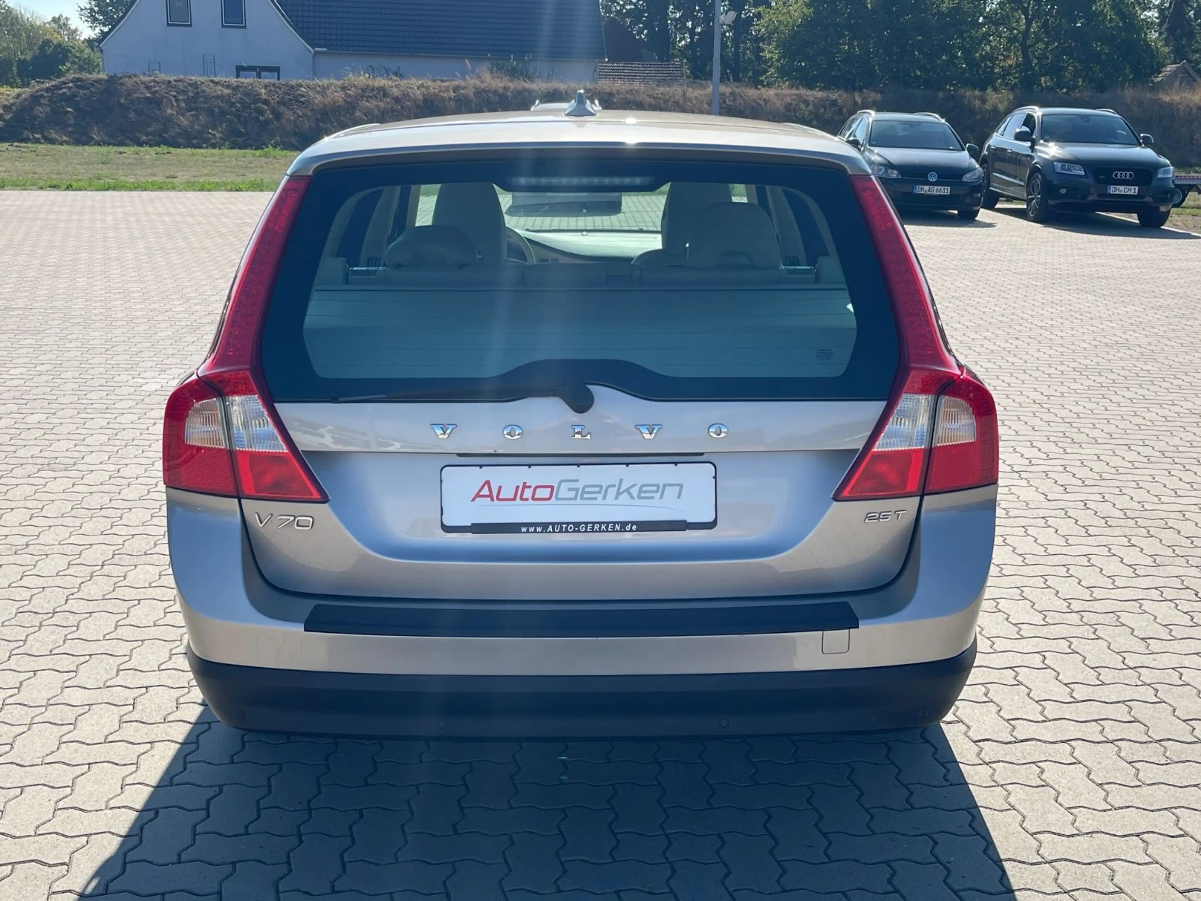 Volvo V70 2.5 T Kombi Kinetic 1HD Scheckheft TÜV NEU — photo 7