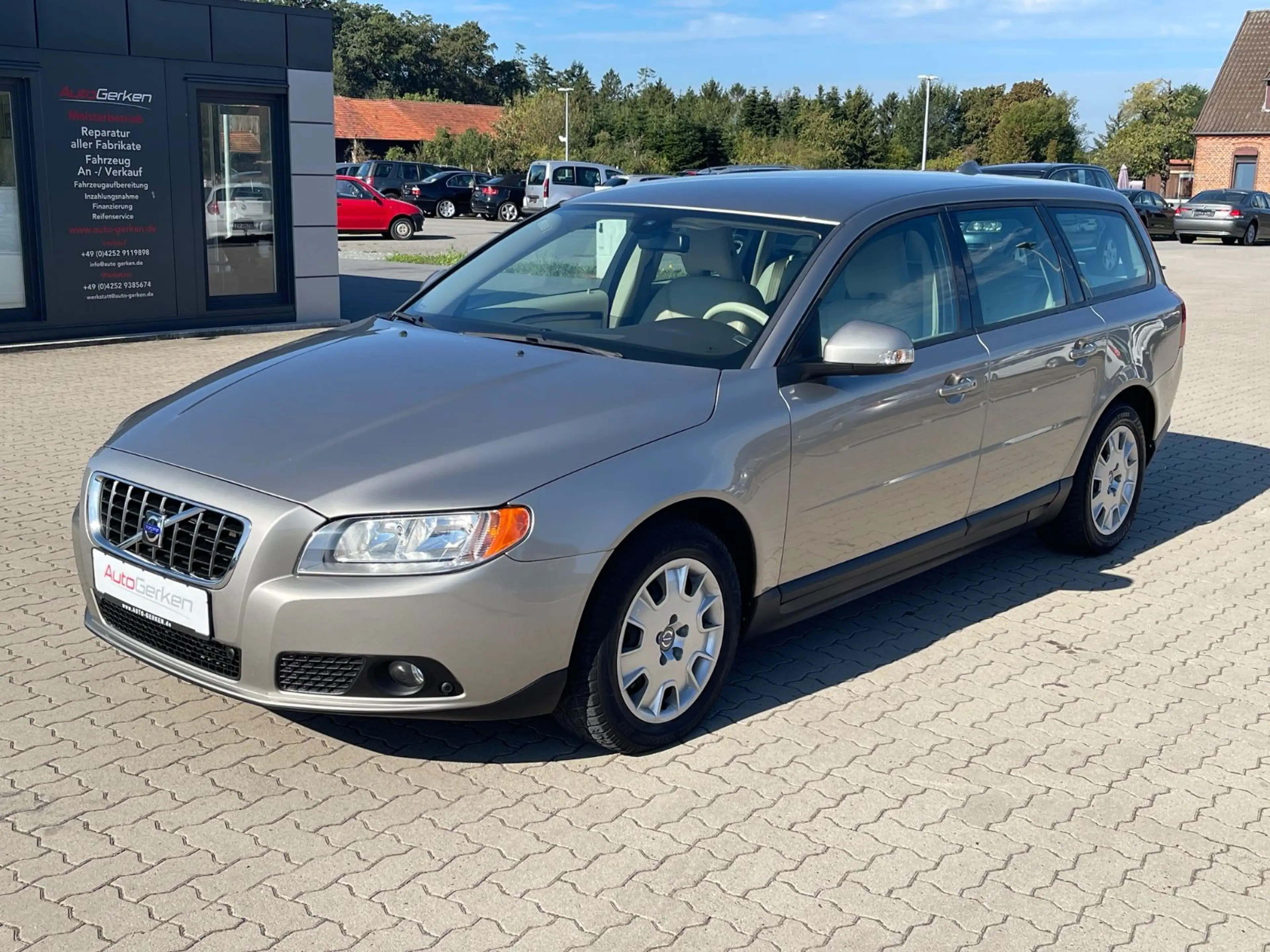 Volvo V70 2.5 T Kombi Kinetic 1HD Scheckheft TÜV NEU — photo 2