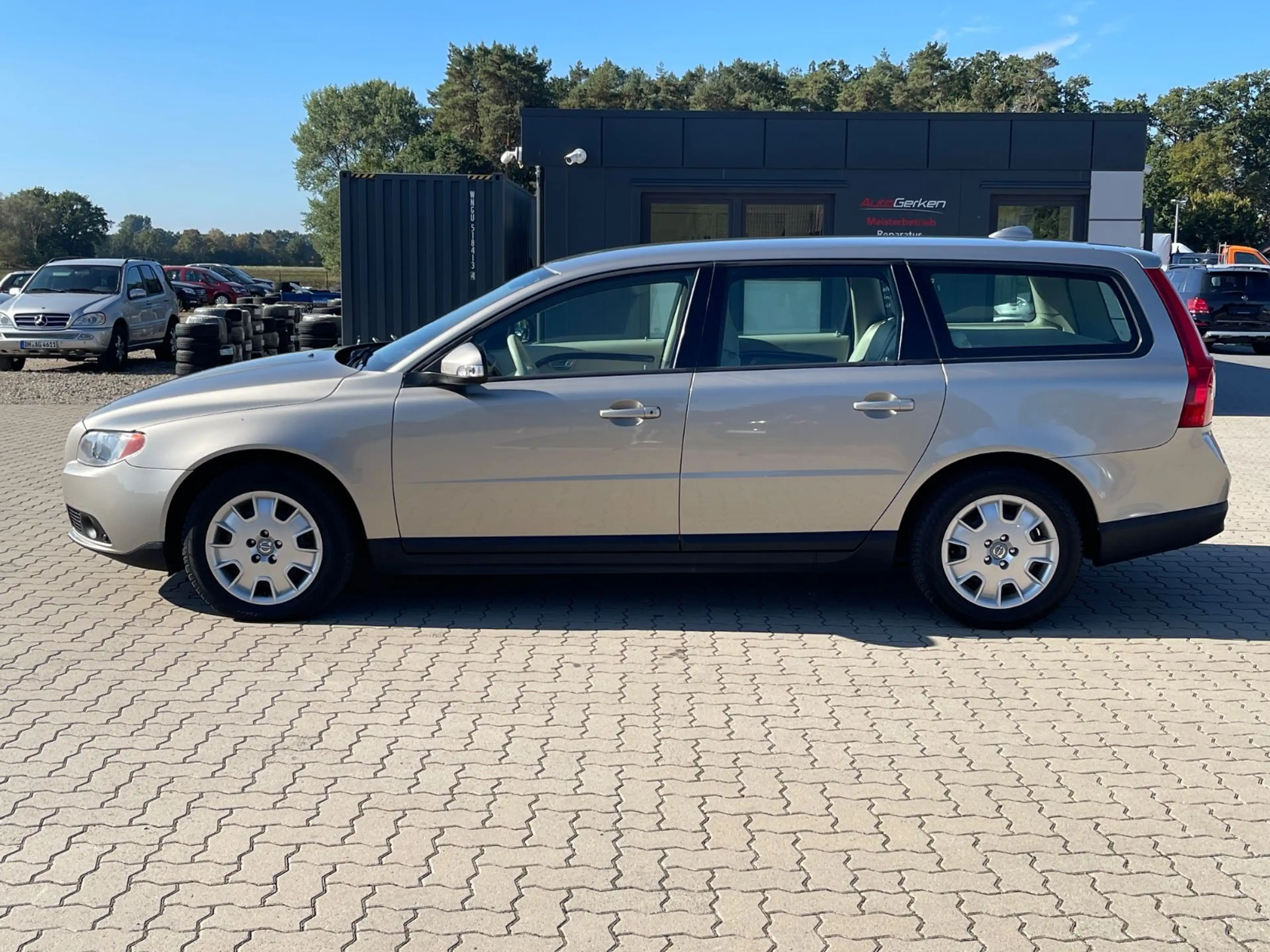 Volvo V70 2.5 T Kombi Kinetic 1HD Scheckheft TÜV NEU — photo 9