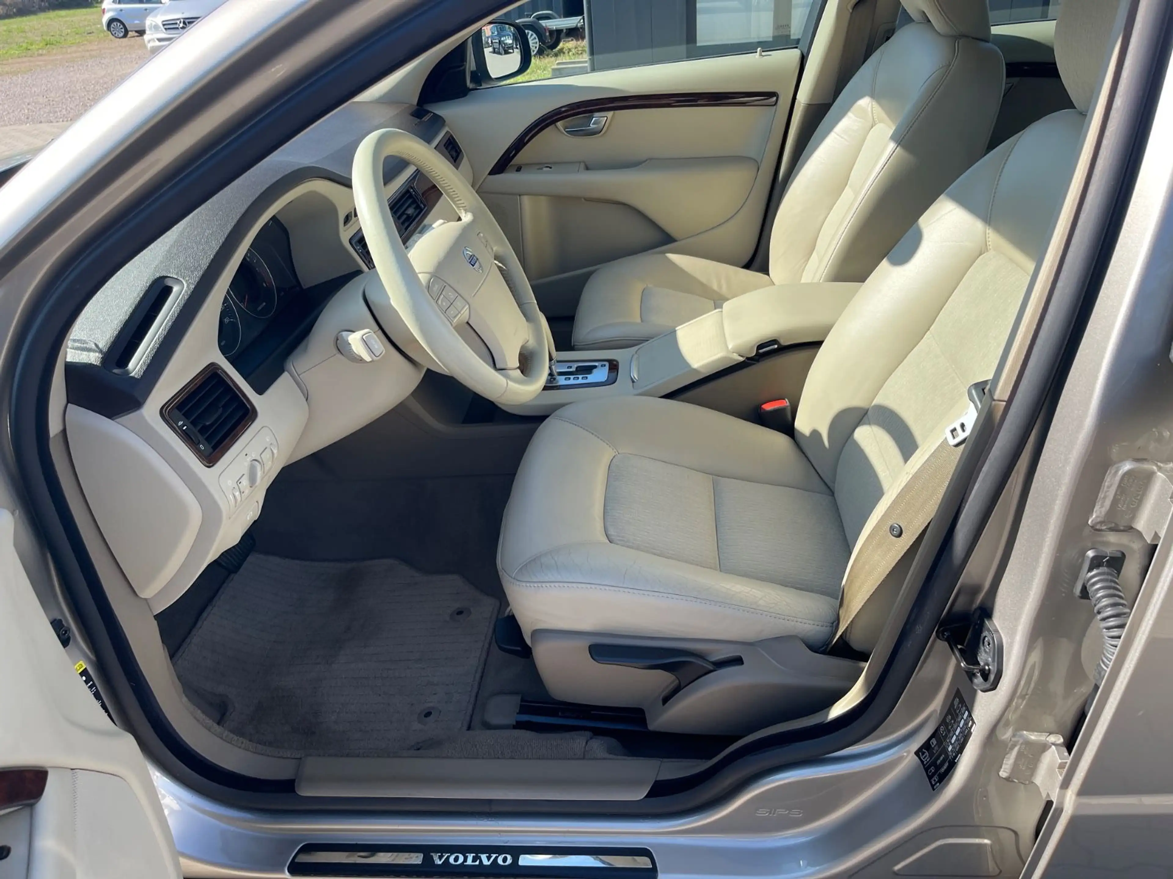 Volvo V70 2.5 T Kombi Kinetic 1HD Scheckheft TÜV NEU — photo 10