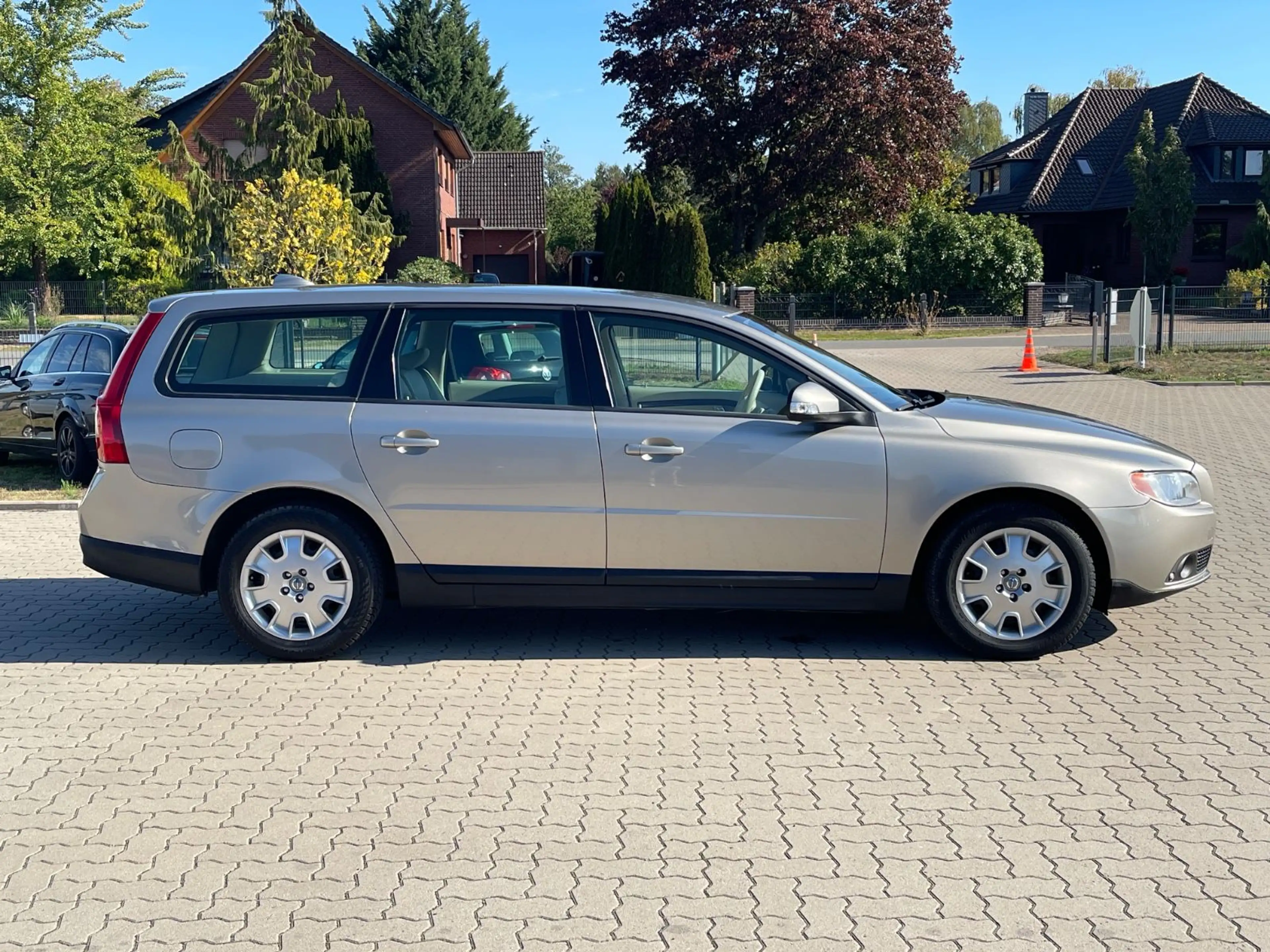 Volvo V70 2.5 T Kombi Kinetic 1HD Scheckheft TÜV NEU — photo 5