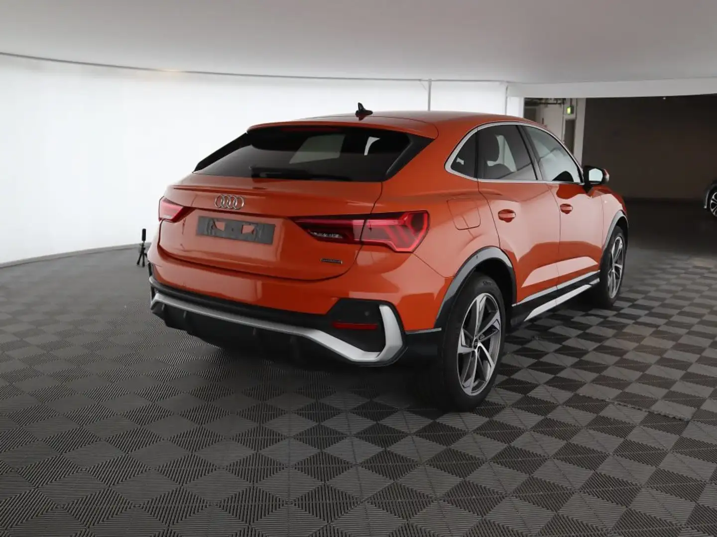 Audi Q3 S line 35 TFSI S tr. LED 19Ž AHK Orange - 2