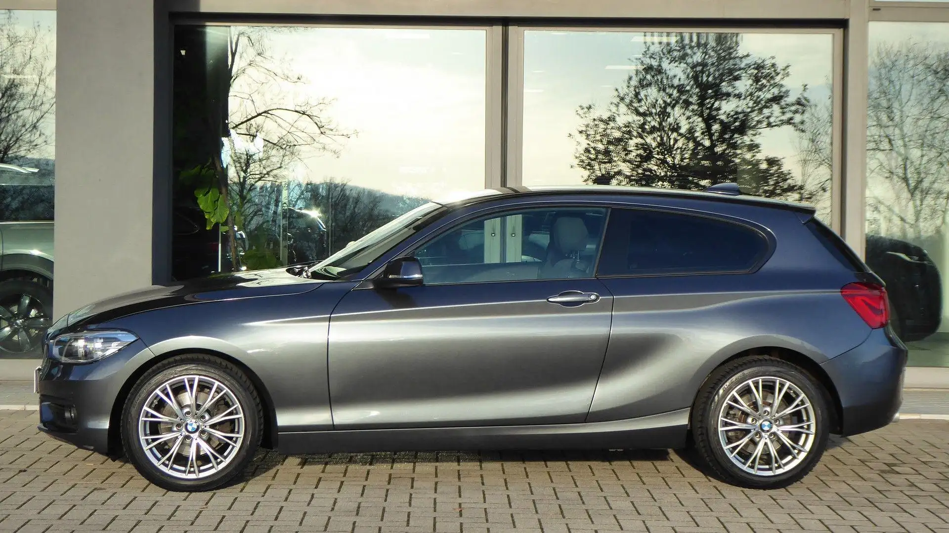 BMW 120 d xDrive 3p. Autom. siva - 2