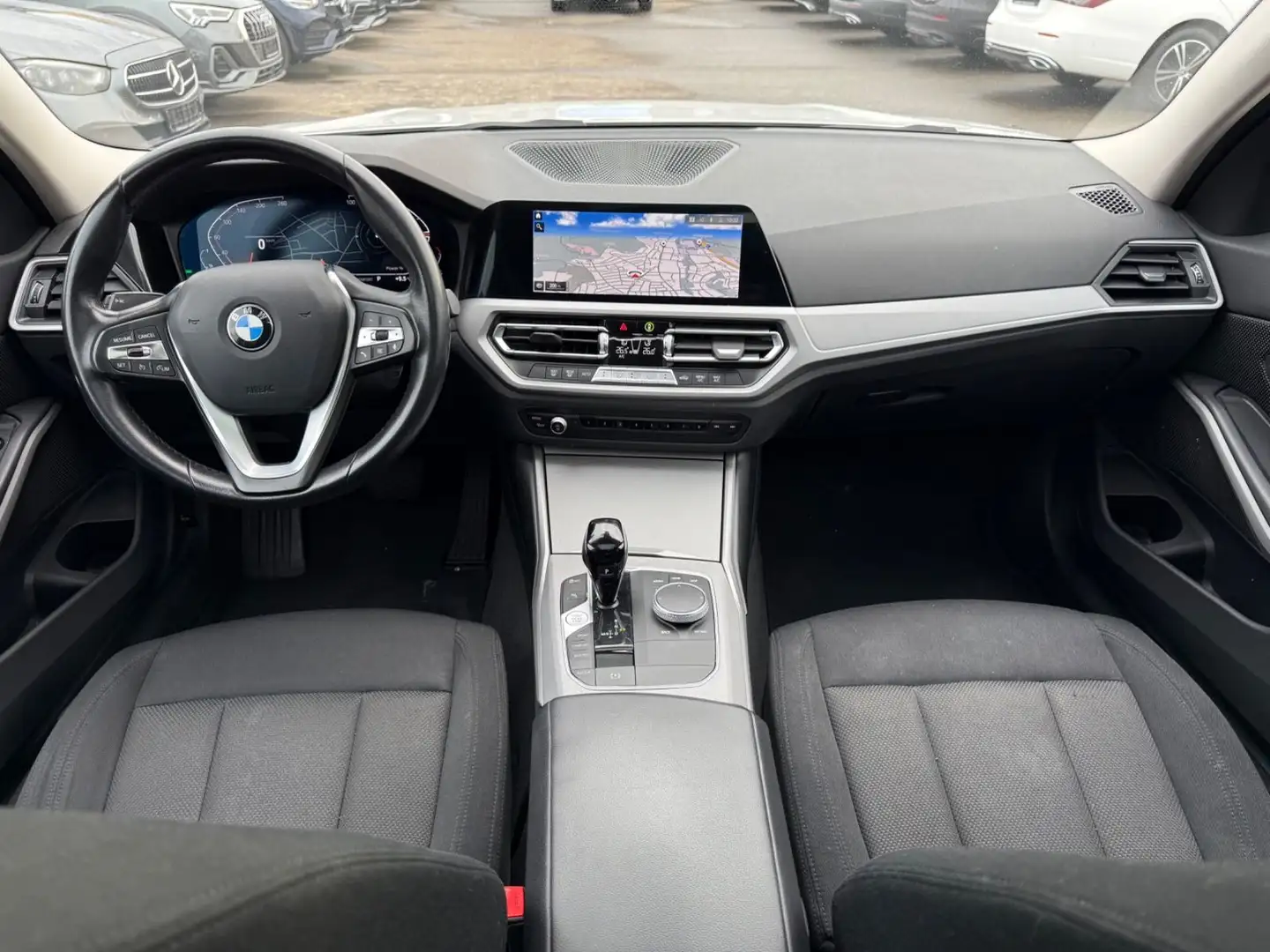 BMW 318 d Lim.*Schiebe-/Hebedach+Live Cockpit* Weiß - 2