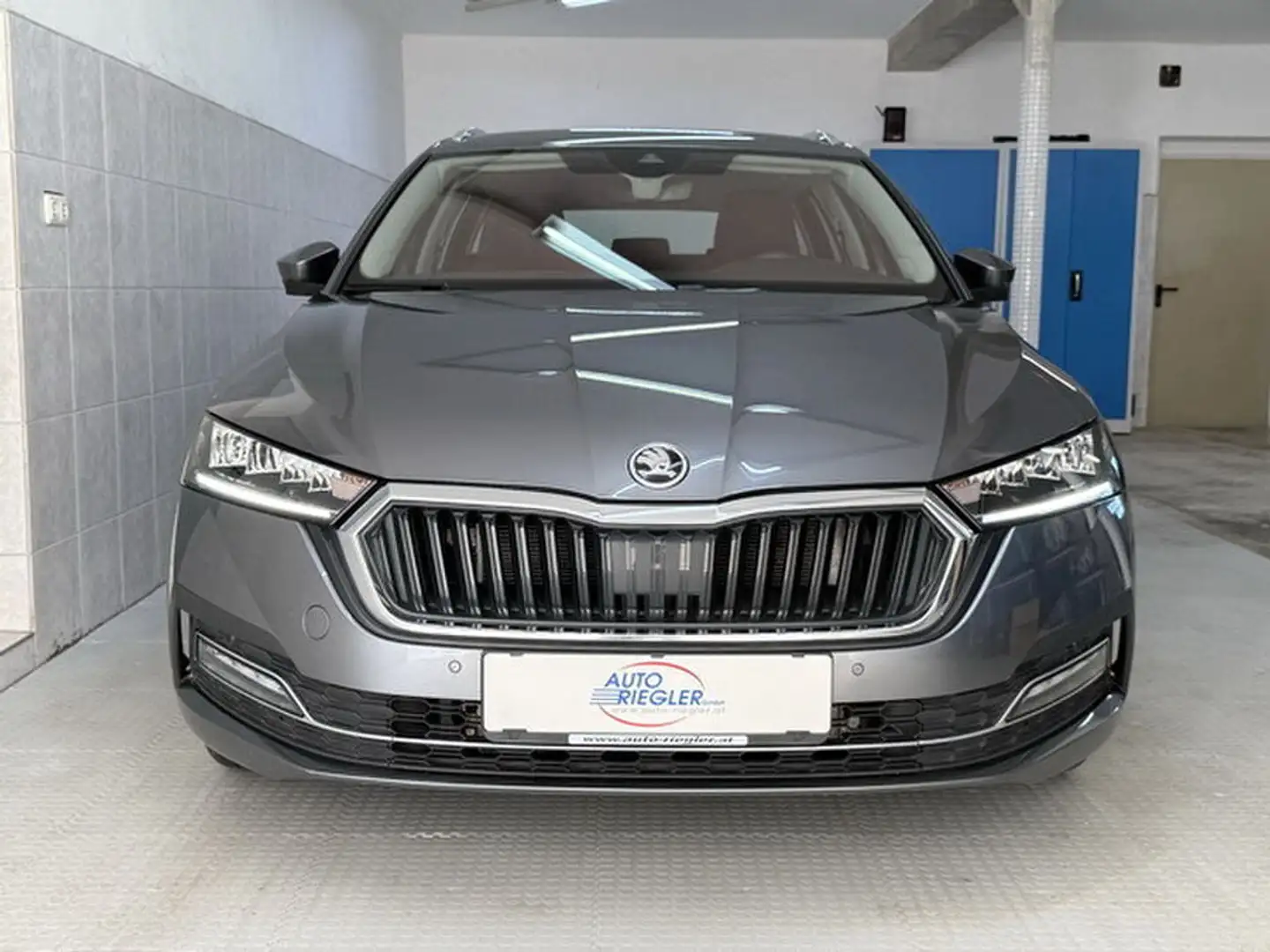 Skoda Octavia Style DSG ''LED-Navi-Virtual-Head up-Alu17'' Grau - 2