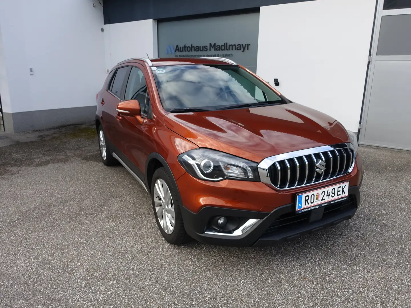 Suzuki SX4 S-Cross 1,0 DITC shine Orange - 1