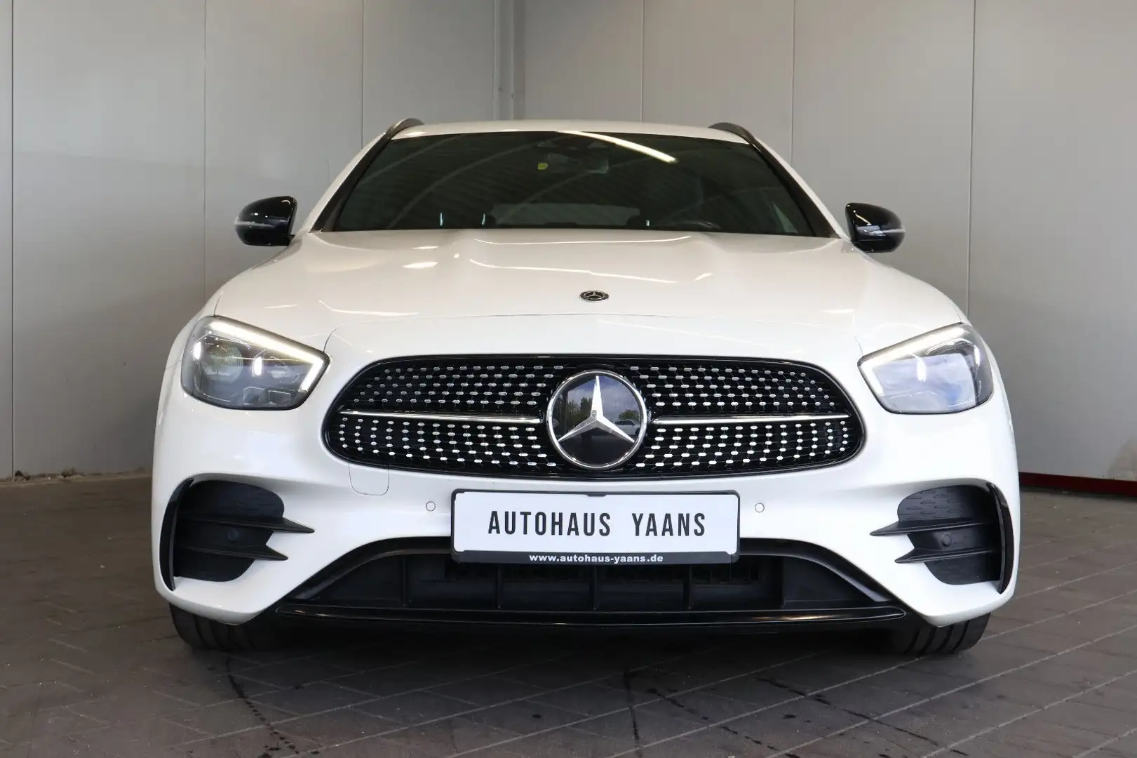 Mercedes-Benz E 300 de AMG NIGHT+HUD+BURM.+DISTR+MULTIBEAM+AHK Weiß - 2