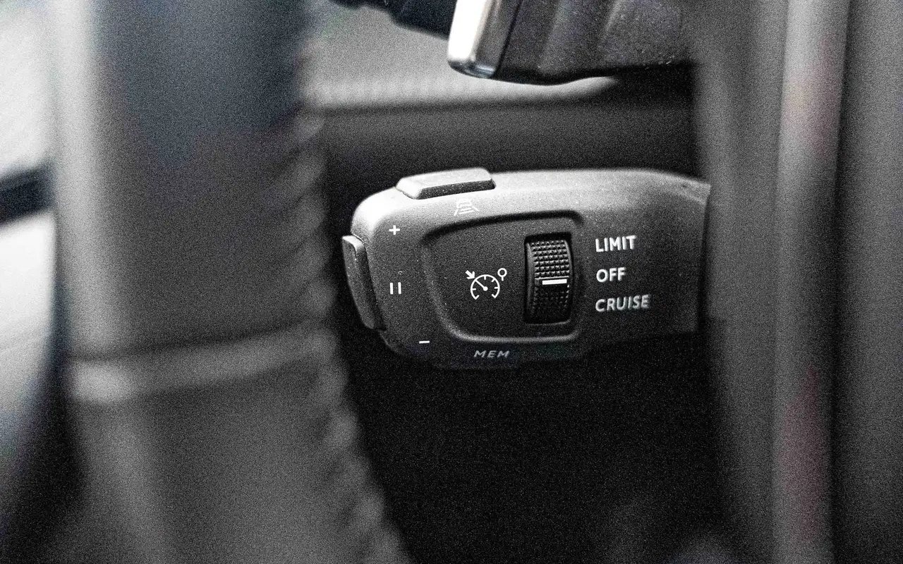 Peugeot 2008 2008 1.2 Allure EAT8 Incl. LED - Keyless - Carplay 19