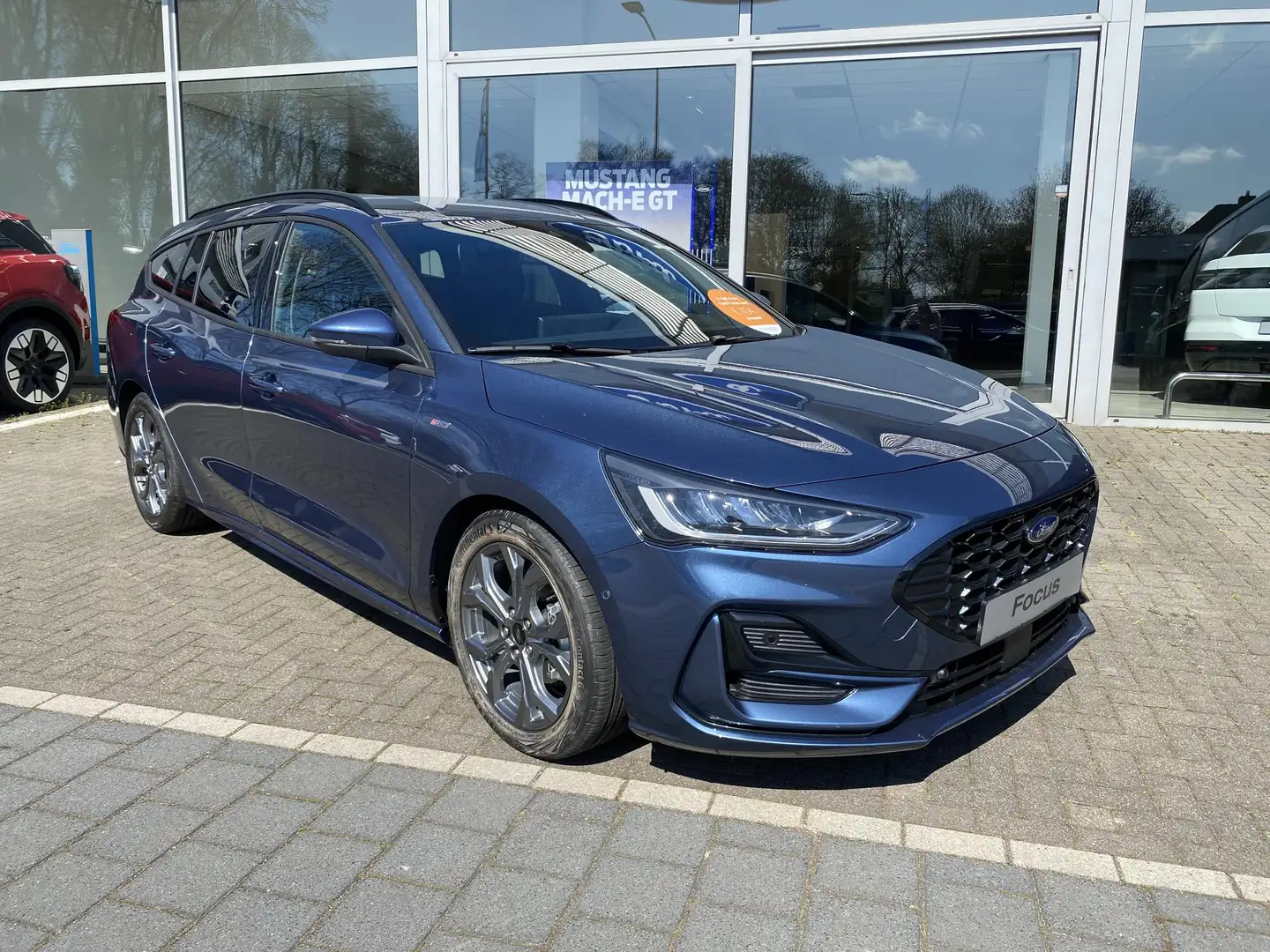 Ford Focus Wagon 1.0 EcoBoost Hybrid ST Line Driver Assistanc Blauw - 2