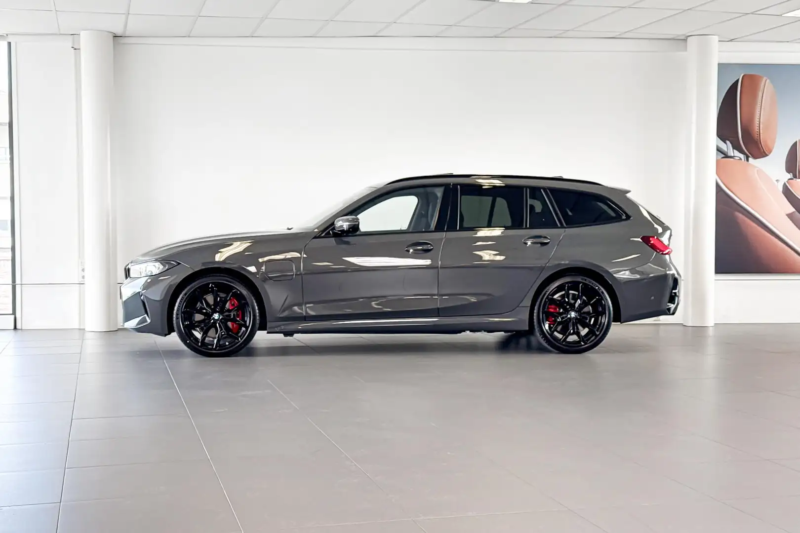 BMW 330 3 Serie Touring 330e xDrive | M Sport | Glazen Pan Grau - 2