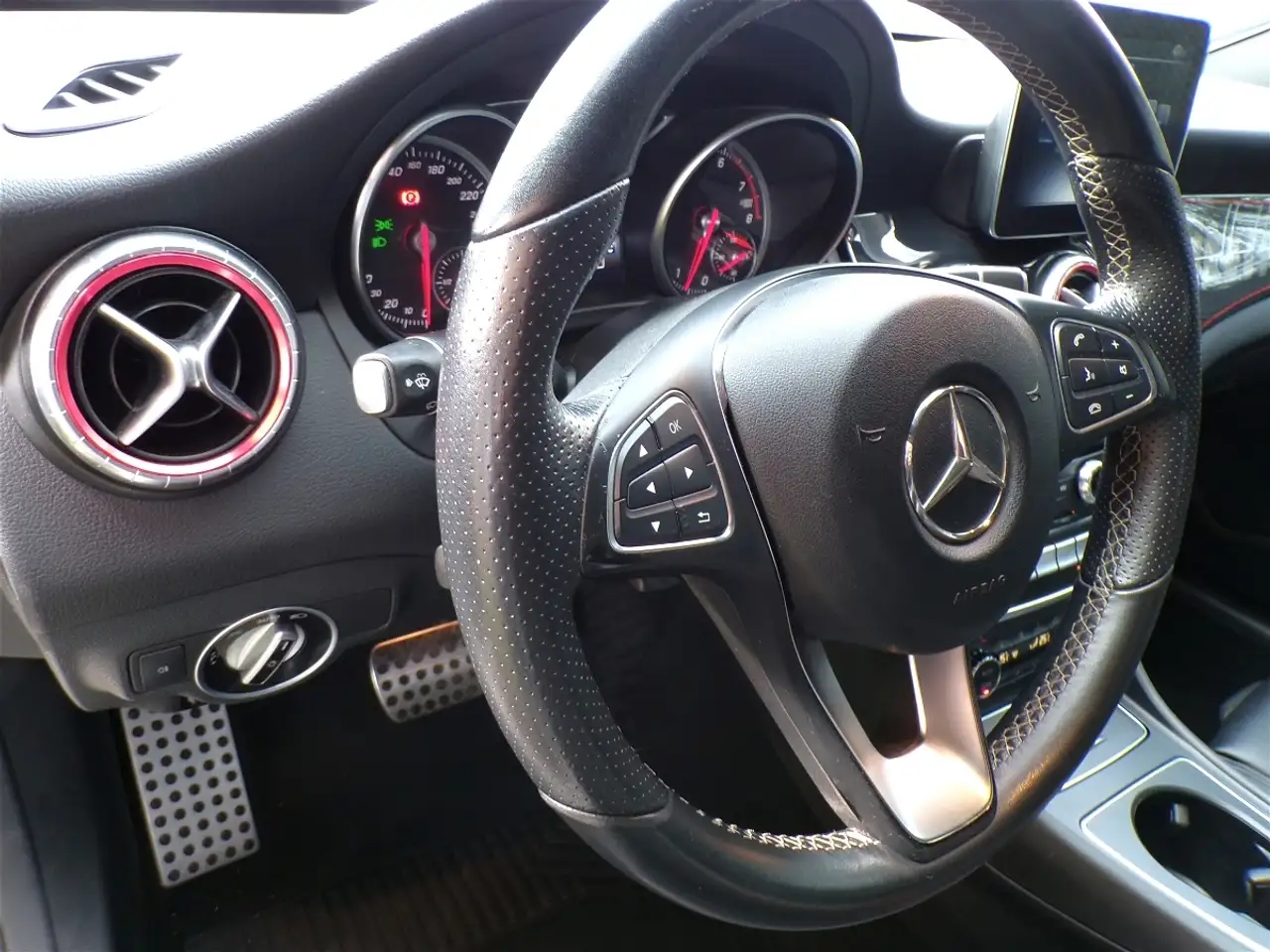 Mercedes-Benz CLA снимка Mercedes-Benz CLA