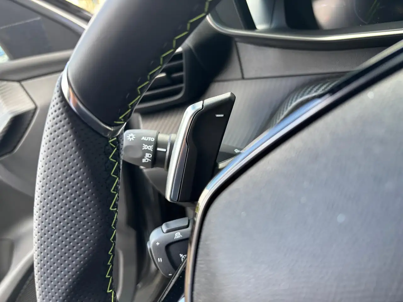 Peugeot 2008 GT 130 PT EAT Alcantara ACC Navi 360 Massage 21