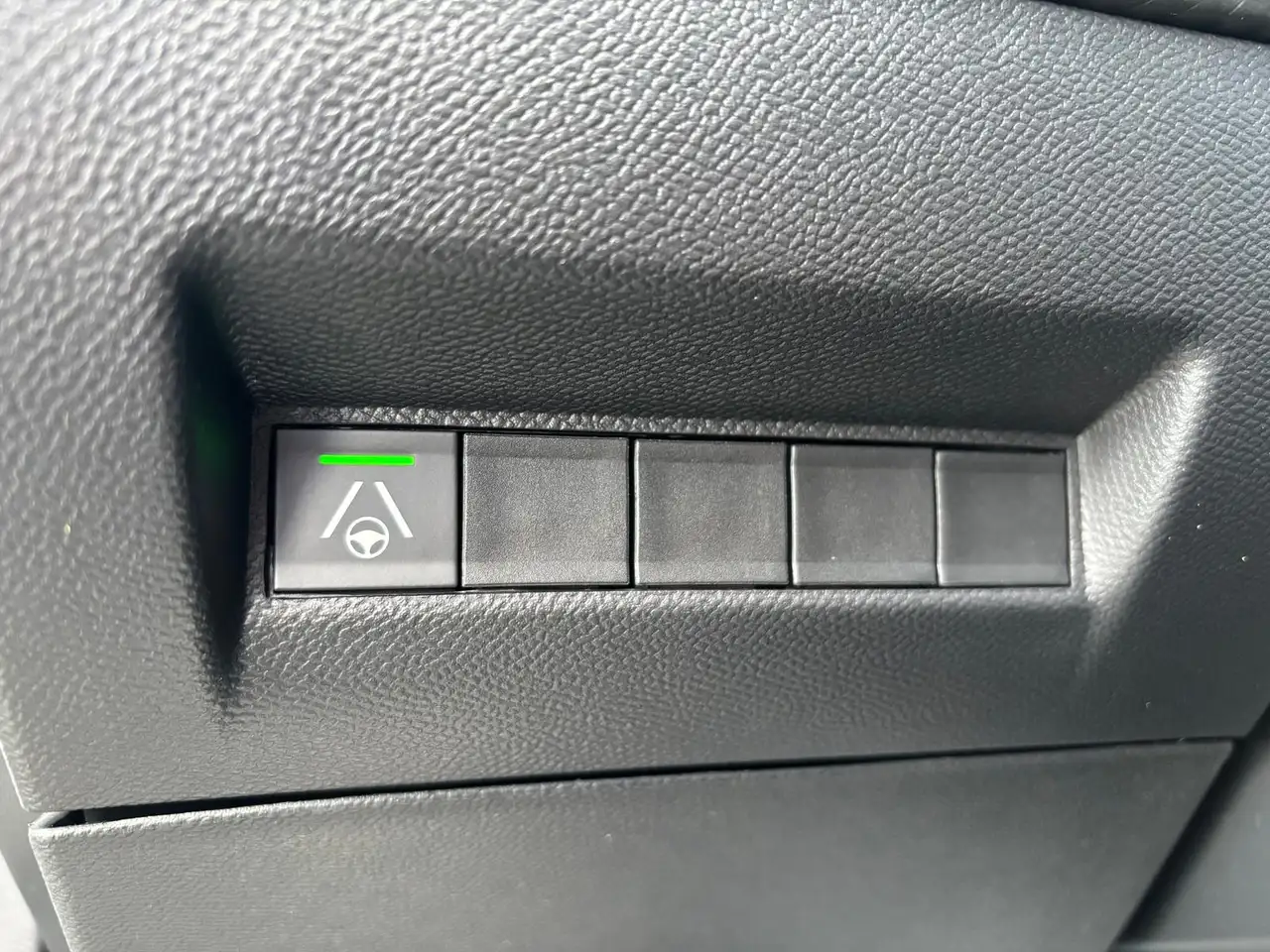 Peugeot 2008 GT 130 PT EAT Alcantara ACC Navi 360 Massage 29