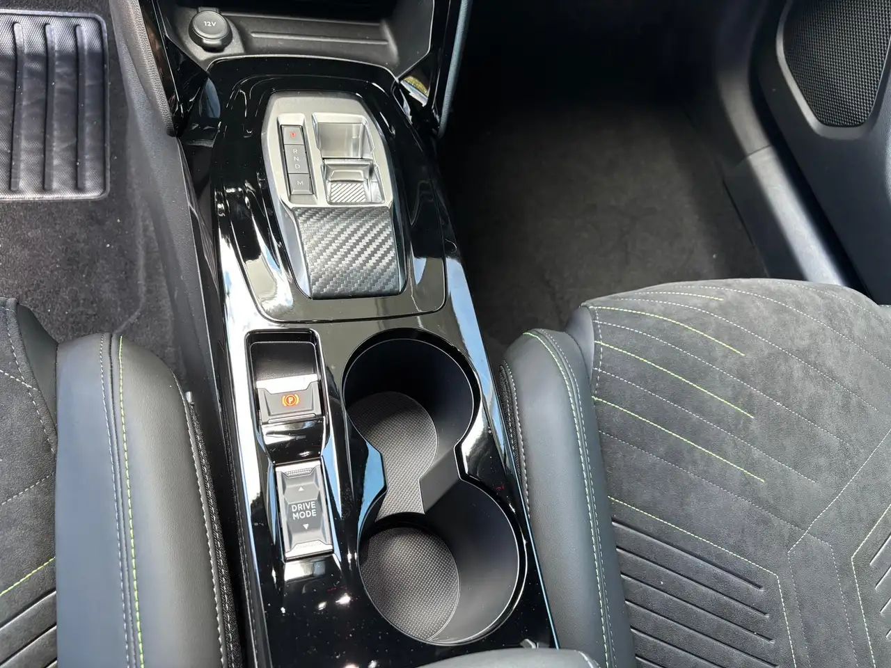 Peugeot 2008 GT 130 PT EAT Alcantara ACC Navi 360 Massage 26