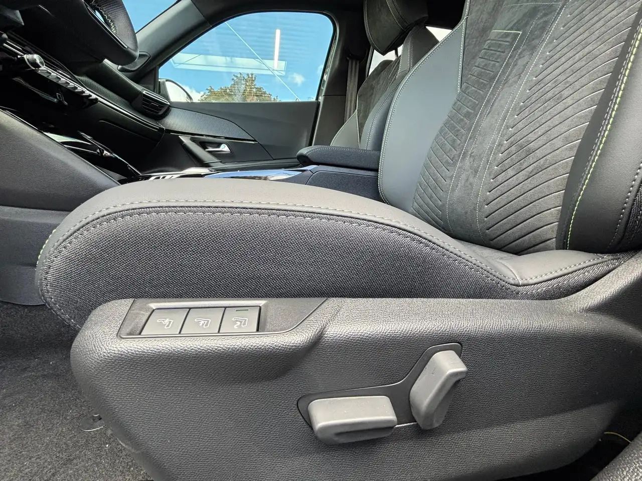 Peugeot 2008 GT 130 PT EAT Alcantara ACC Navi 360 Massage 16
