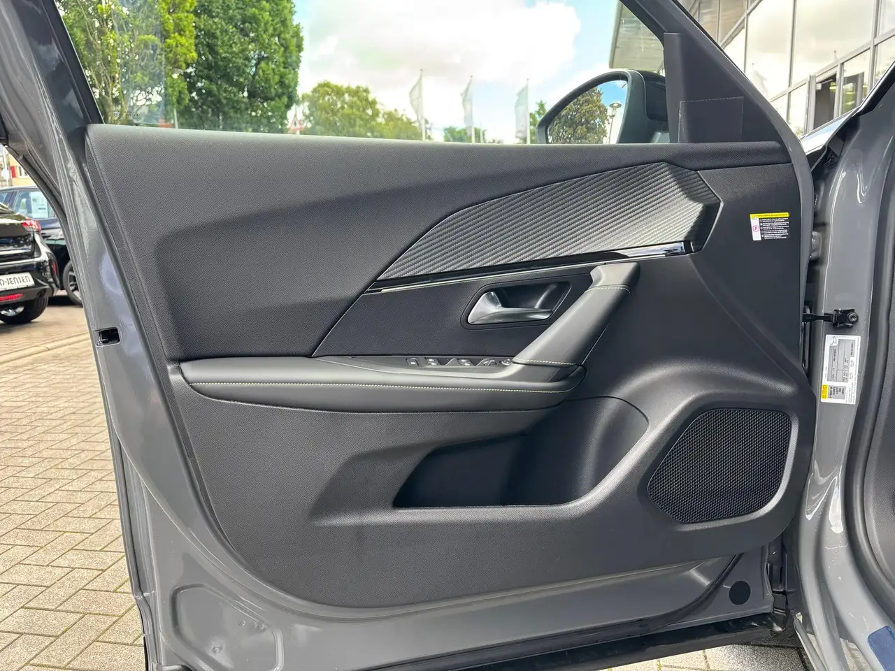 Peugeot 2008 GT 130 PT EAT Alcantara ACC Navi 360 Massage 19