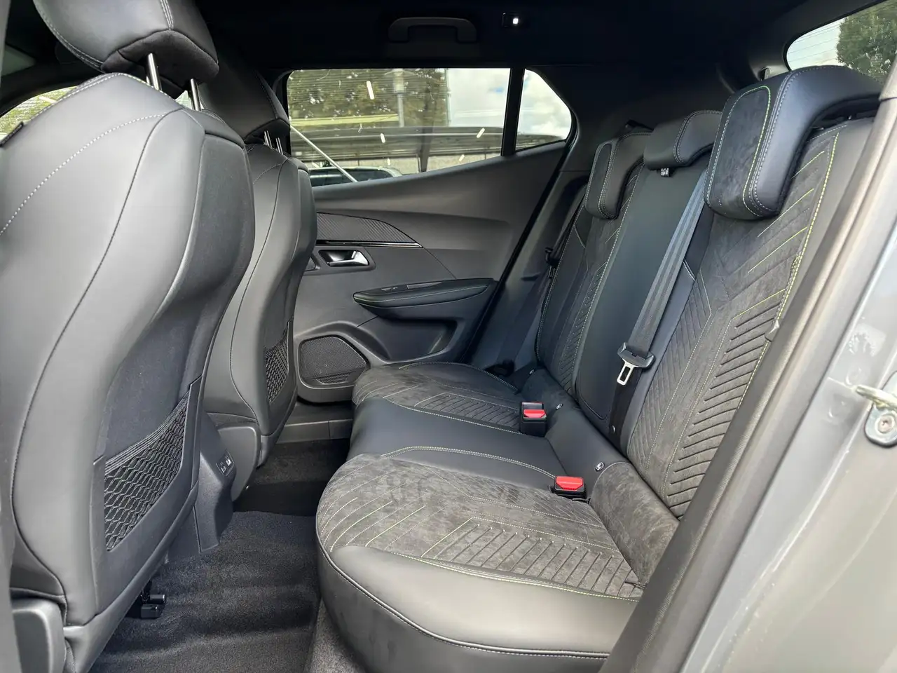 Peugeot 2008 GT 130 PT EAT Alcantara ACC Navi 360 Massage 18