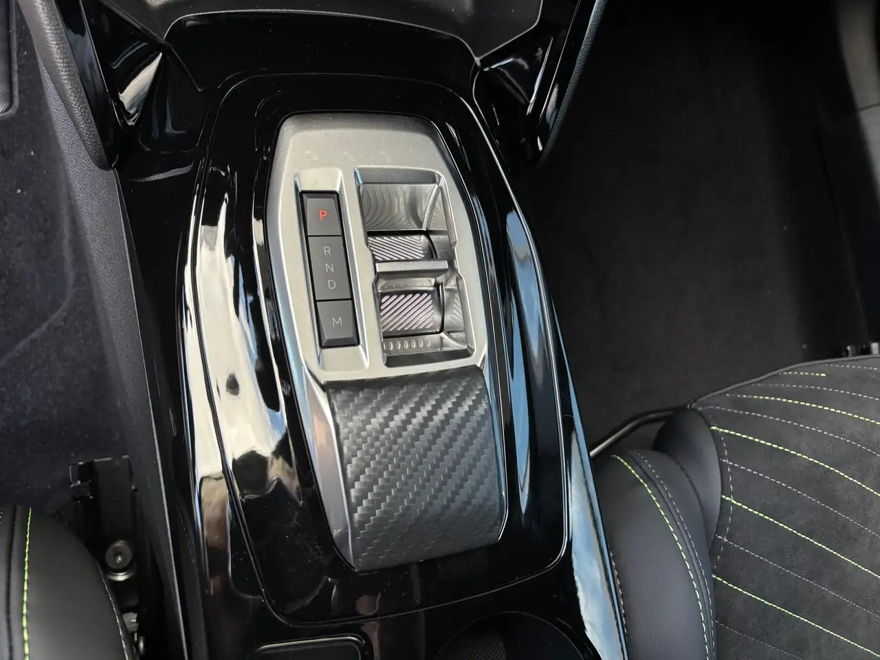 Peugeot 2008 GT 130 PT EAT Alcantara ACC Navi 360 Massage 25