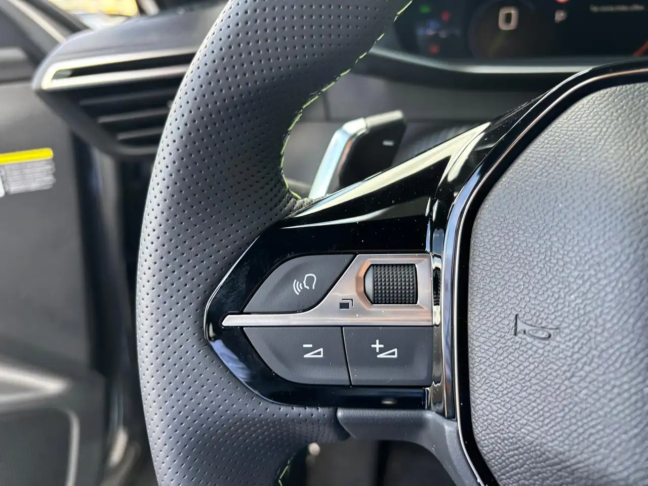 Peugeot 2008 GT 130 PT EAT Alcantara ACC Navi 360 Massage 12