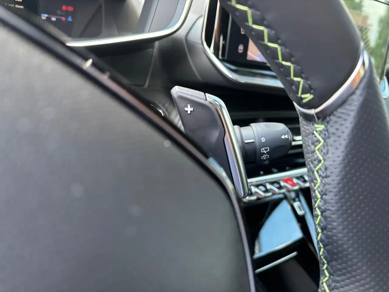 Peugeot 2008 GT 130 PT EAT Alcantara ACC Navi 360 Massage 22