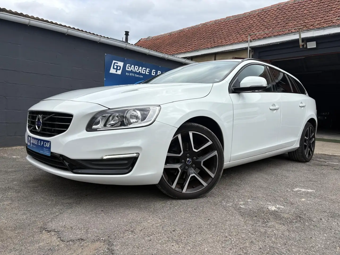 Volvo V60 1.5 T2 Black Edition Geartronic Blanc - 1