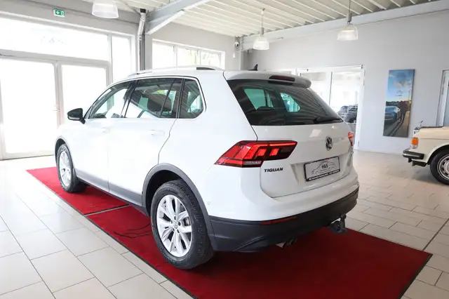 Volkswagen Tiguan view 3