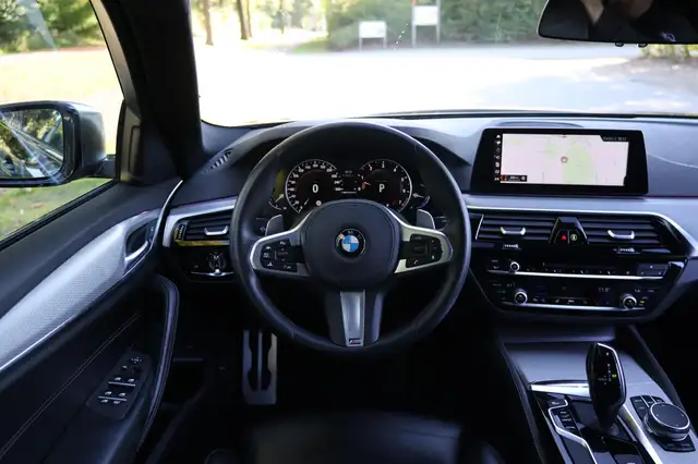 BMW 5 Series view 14