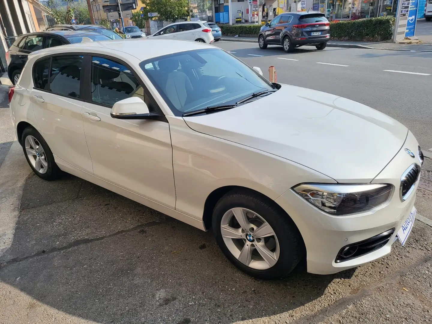 BMW 118 Serie 1  x-Drive 5p.  4 ruote motrici  Navigatore Weiß - 1