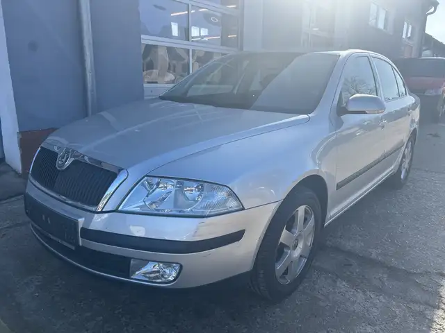 Skoda Octavia Octavia II 1.6 FSI Elegance*8-Fach Bereift