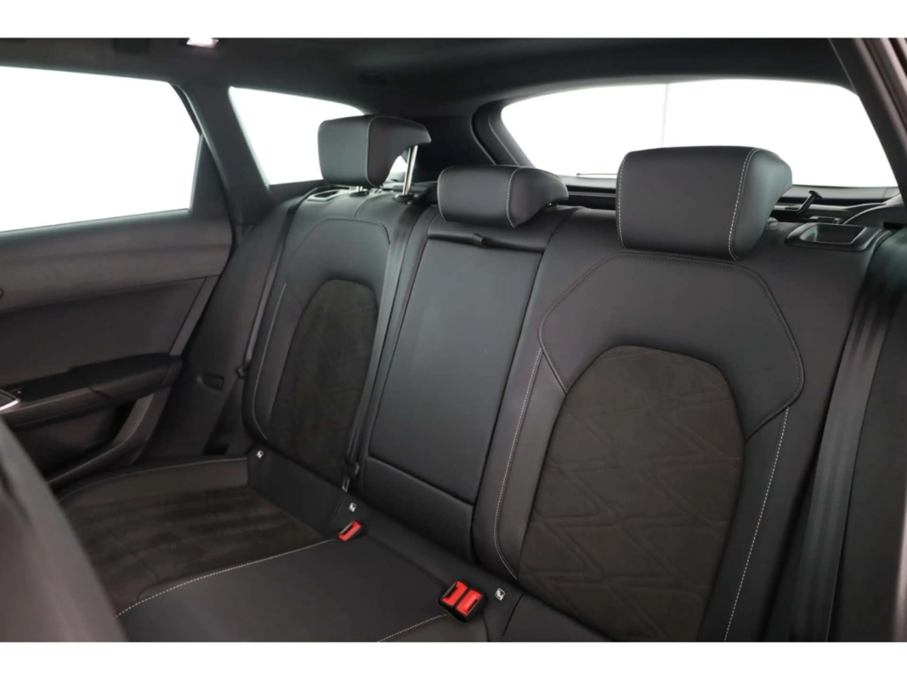 SEAT Leon Sportstourer 1.5 eTSI XCELLENCE — photo 11