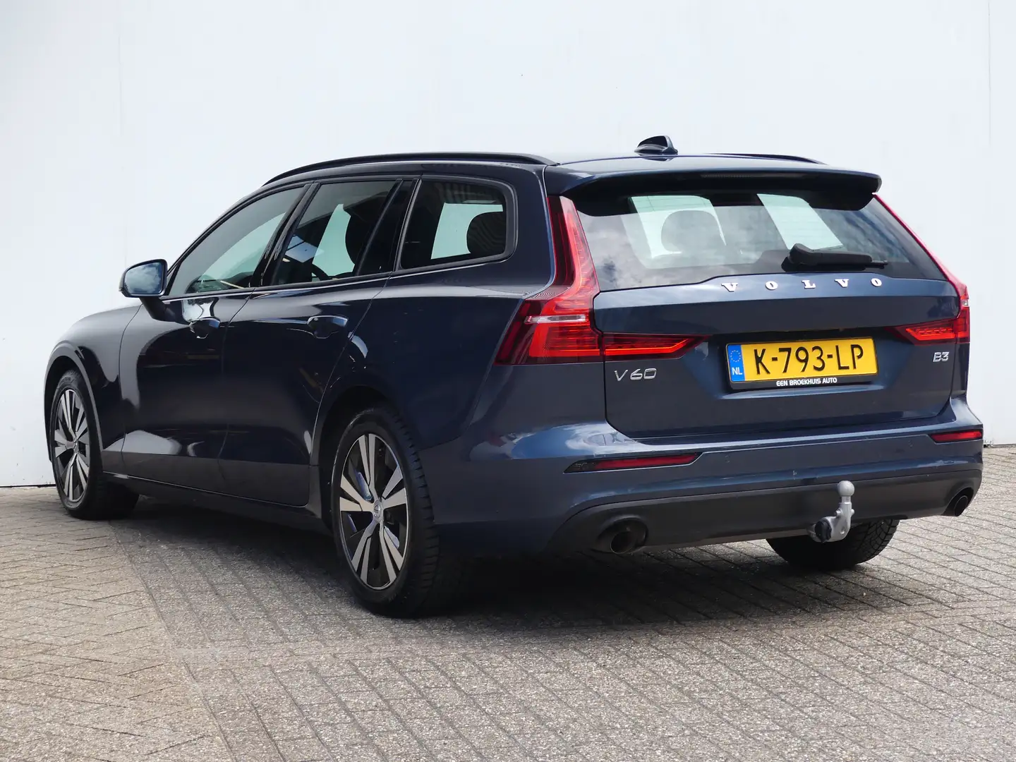 Volvo V60 2.0 B3 Momentum Advantage | TREKHAAK | CAMERA | PA Blauw - 2
