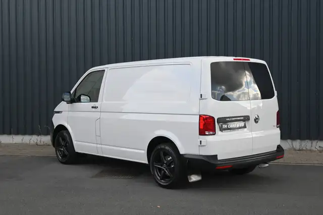 Volkswagen Transporter view 4