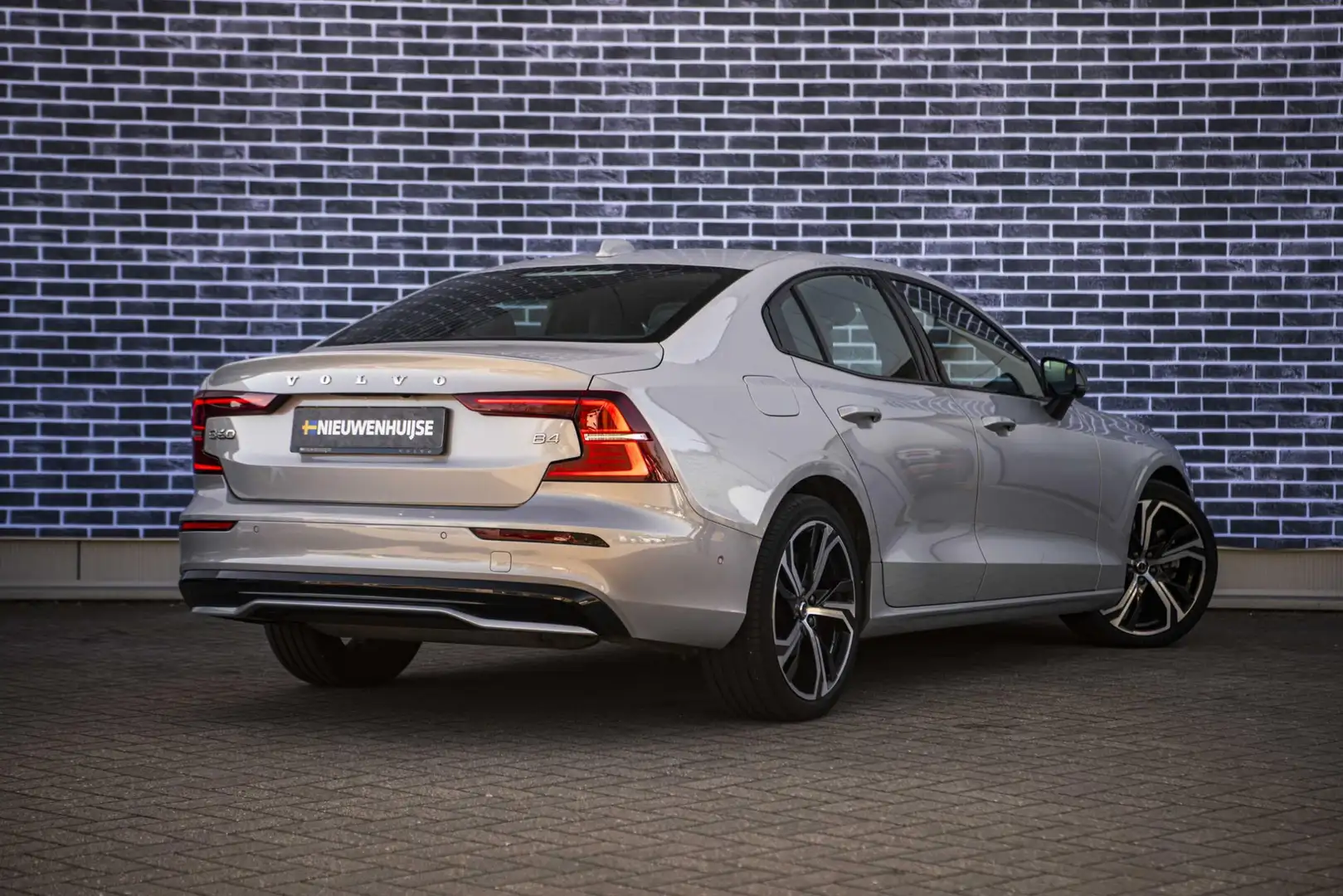 Volvo S60 2.0 B4 Plus Dark | Panoramisch schuif/kanteldak | Grijs - 2