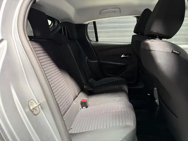 Peugeot 208 view 11