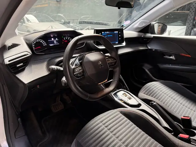 Peugeot 208 view 9