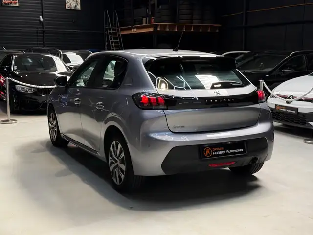 Peugeot 208 view 4