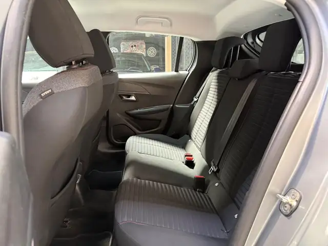 Peugeot 208 view 10