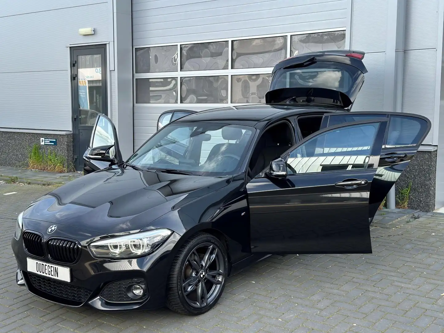 BMW 120 1-serie 120i M Sport Black Shadow Edition / Virtua Чорний - 2
