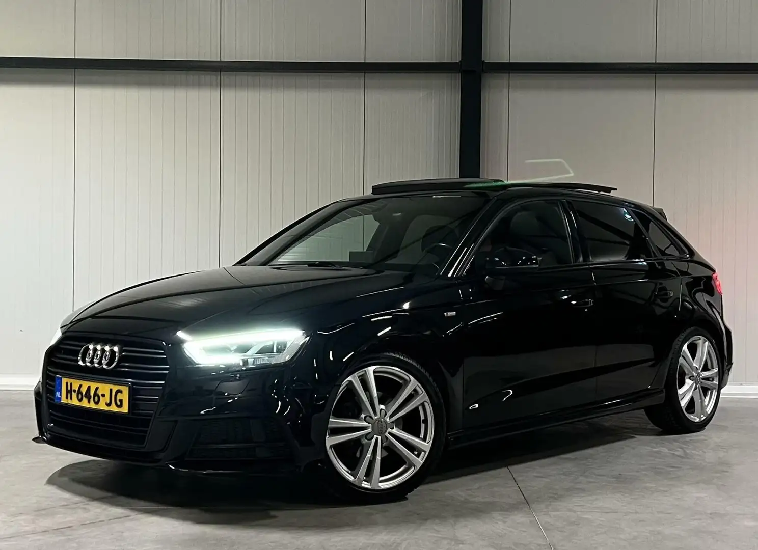 Audi A3 Sportback 35 TFSI 3X S-line Black Optic Pano Virtu Zwart - 1