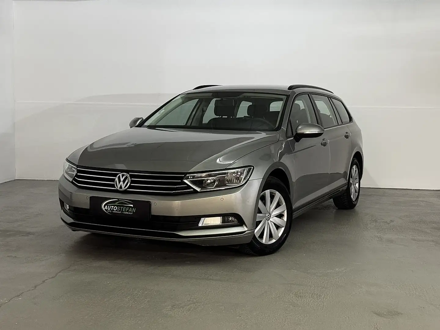 Volkswagen Passat Variant Trendline 1,6 TDI / NAVI / PDC Silber - 1
