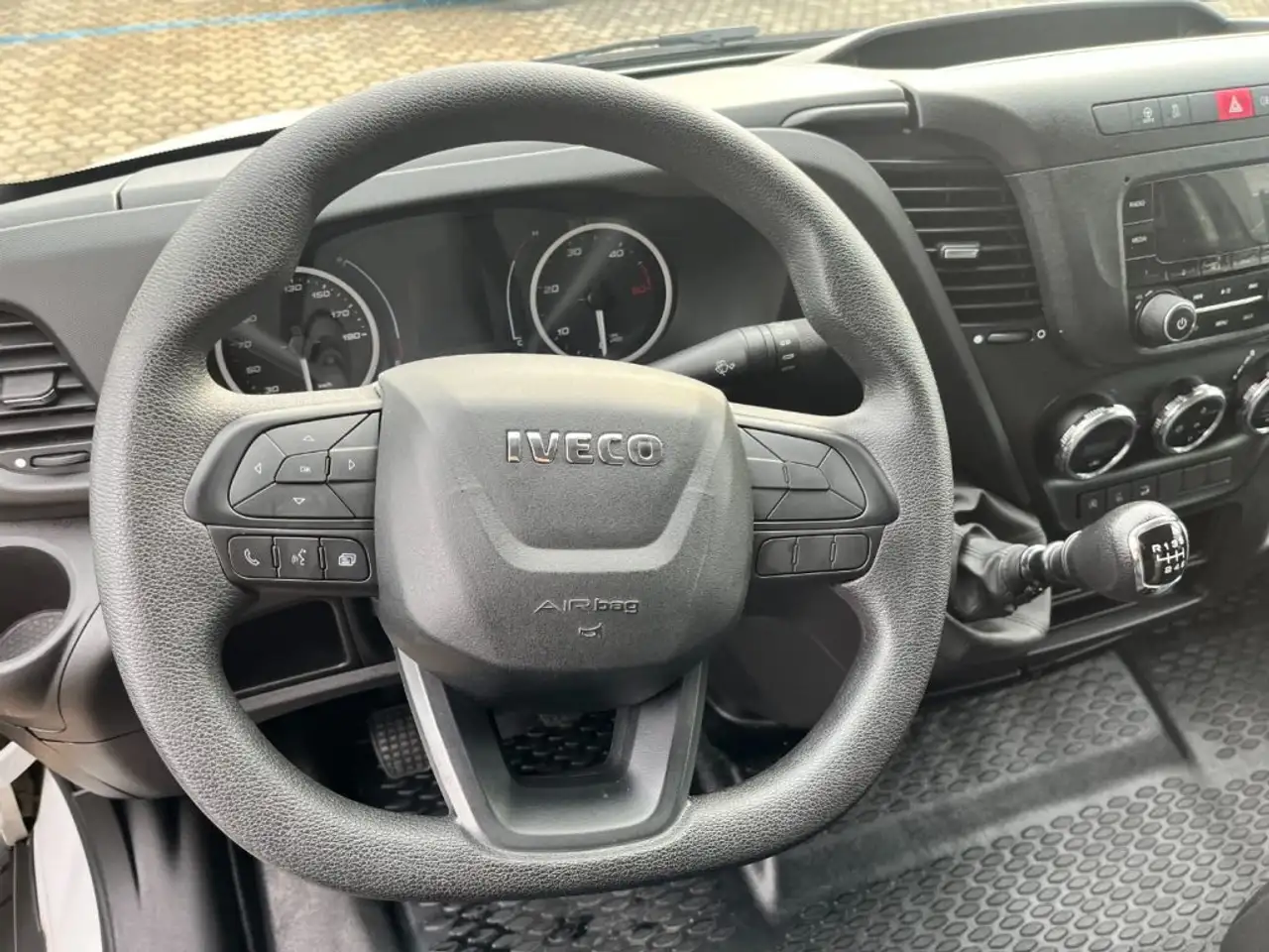 Iveco Daily 2021 — фото 11