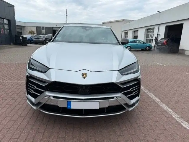 Lamborghini Urus view 8
