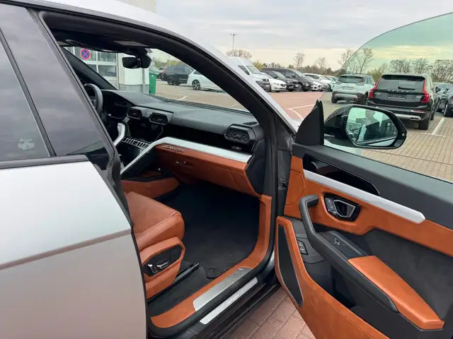 Lamborghini Urus view 10