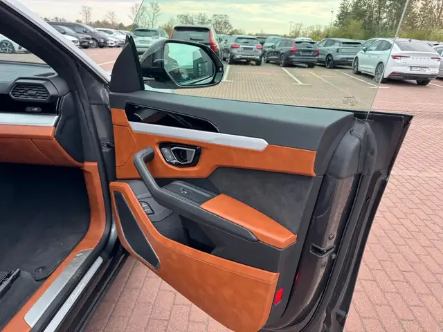 Lamborghini Urus view 12